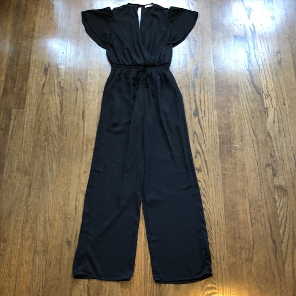 Classic Chic Lightweight V-Neck Snatch Waist Wing Shoulder Jumpsuit - Picture 2 of 5